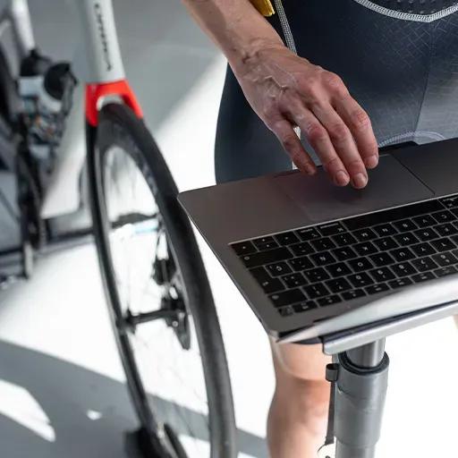 Cycliste accédant au simulateur de vélo virtuel BKOOL sur son ordinateur portable.