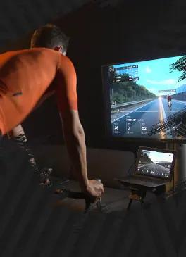 Radfahrer übt virtuelles Indoor Cycling