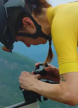 Cycliste installant un dispositif d'entraînement pour vélo